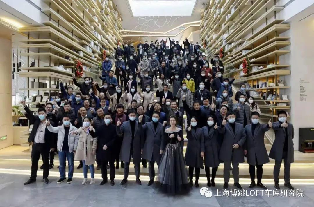 山南全国一百多人在华侨城汉口道6号参观研讨LOFT专利车库技术！